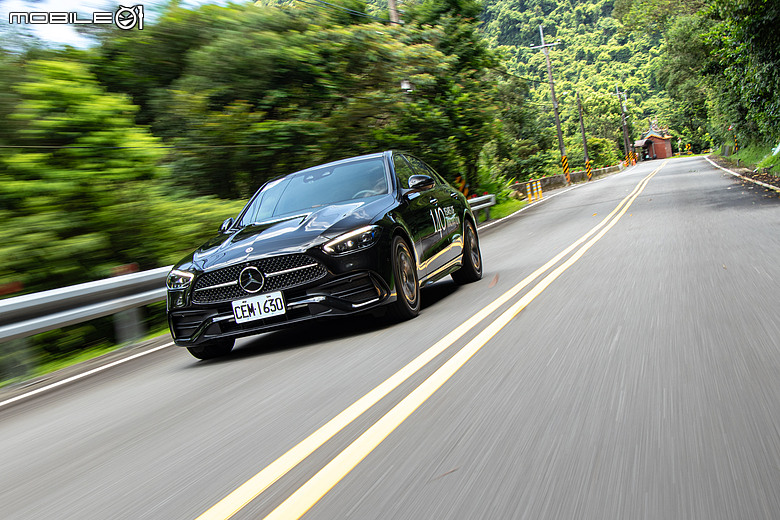 Mercedes-Benz C 300 星耀版試駕|標配後輪轉向+電子懸吊=後驅房車的靈魂特效藥!