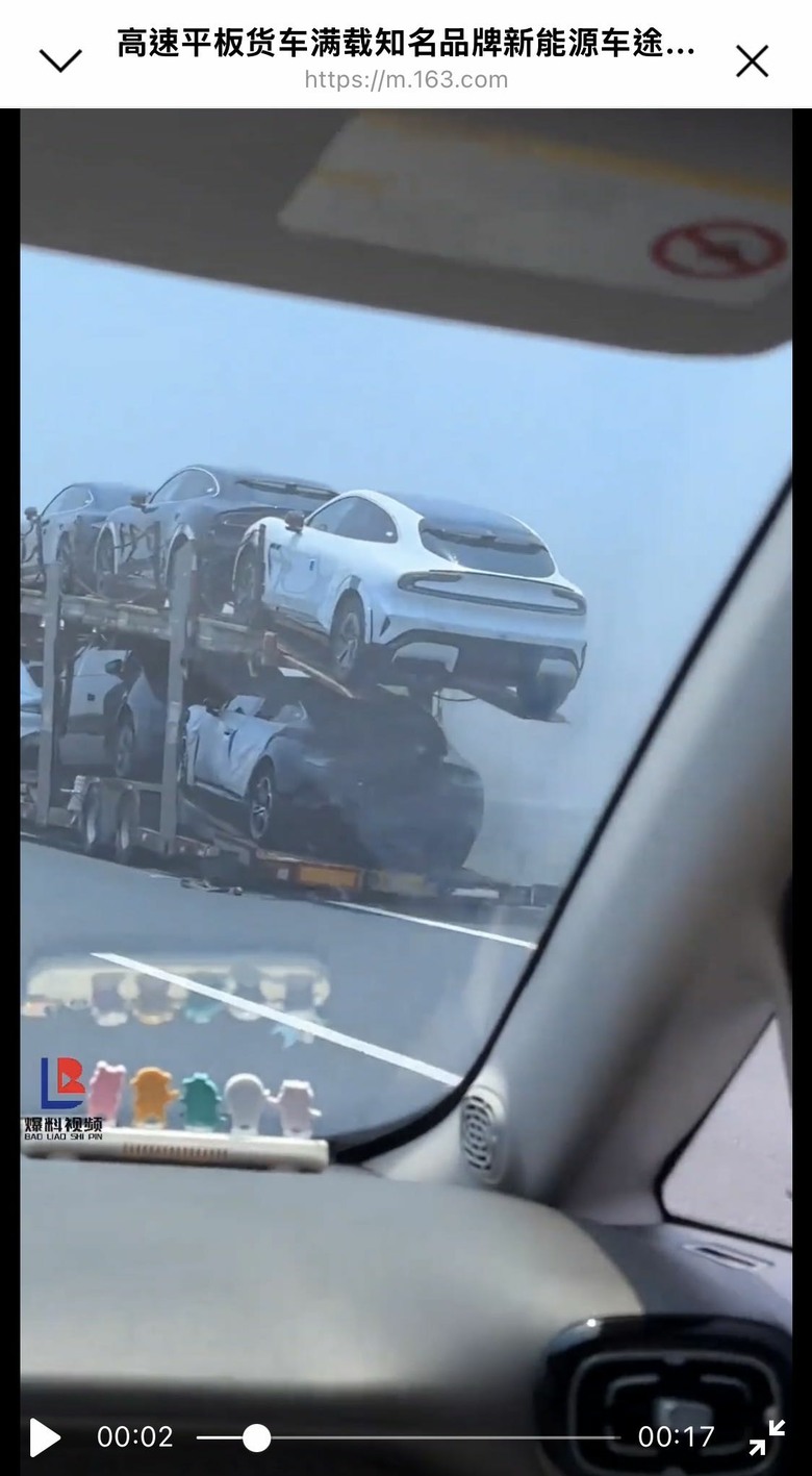 高速平板貨車滿載知名品牌新能源車途中冒煙起火，多輛新車被吞噬