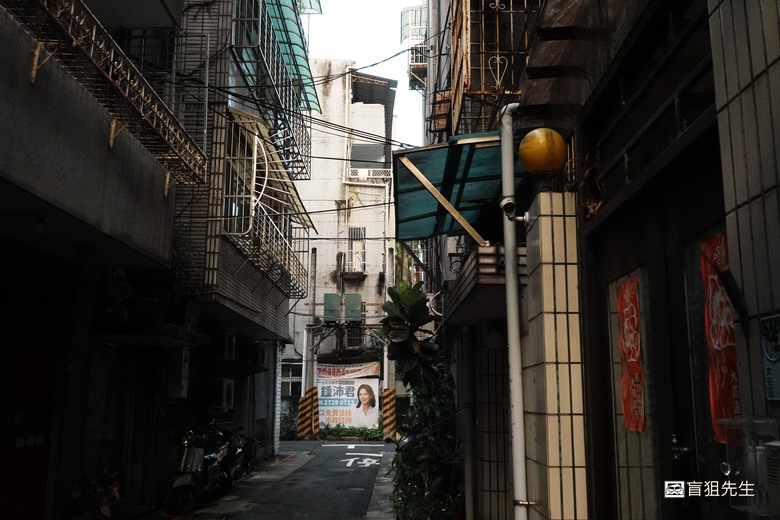 【盲狙先生傳124】SONY ZV-1 & ZV-1M2 | ❤️旅人的觀景小列車❤️ 輕巧方便的旅拍\生活紀錄vLog機，只能二選一你的決定?