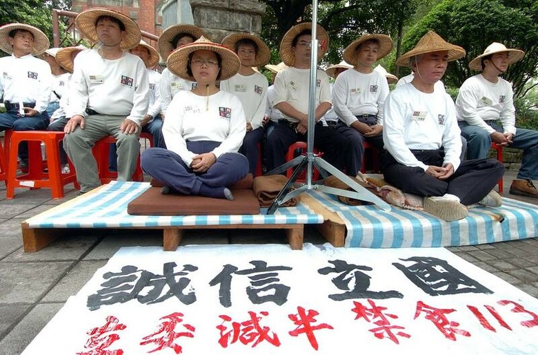 曬「林義雄靜坐」對比!挺藍護理師不爽上凱道了、轟反毒油靜坐太「涼」尤其是這幾日隨著藍營政治人物又是送水冷扇、被子,又是同框拍照打卡的…明明是靜坐表達神聖的「反毒油」訴求,卻可以滑手機,還有躺椅可坐,讓張喬瑜忍不住發文開酸,「好屌,現在七月底暑假大熱天還可以冷到蓋棉被睡得這麼好,好有露營的感覺,好會演。」