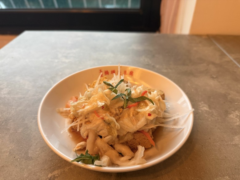 玉里橋頭臭豆腐碧潭店開箱|外酥內嫩超涮嘴,花蓮人氣排隊美食插旗新店