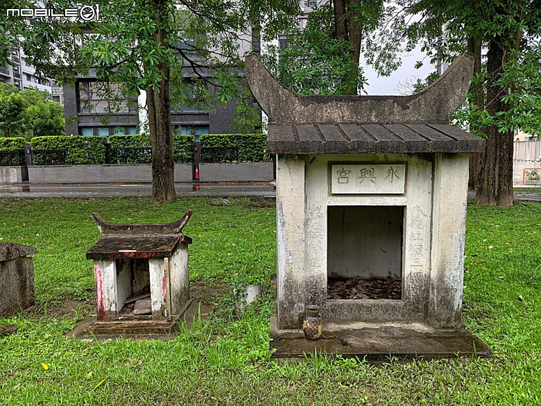 竹北新瓦屋客家文化保存區、采田福地、竹北泉州厝汾陽堂、東平問禮堂、竹北福佑宮(十三伯公)、蓮華寺、附掛美食之一浪拉麵 — 竹北一日雨中散策