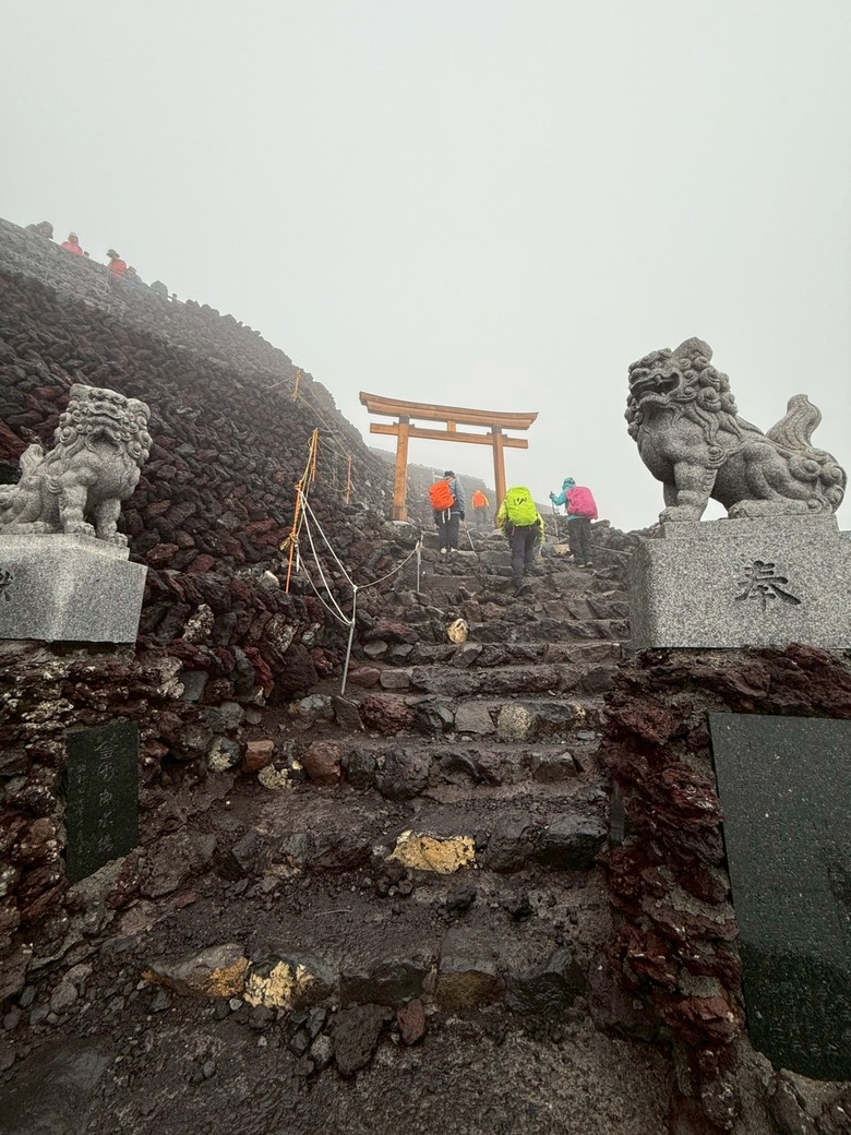擱一擺雨中完登日本之顛-富士山