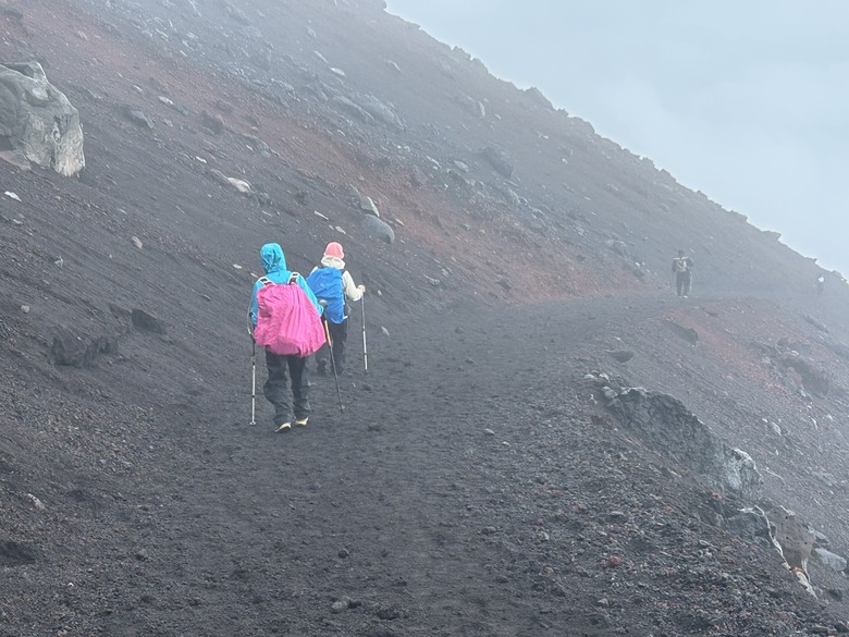 擱一擺雨中完登日本之顛-富士山