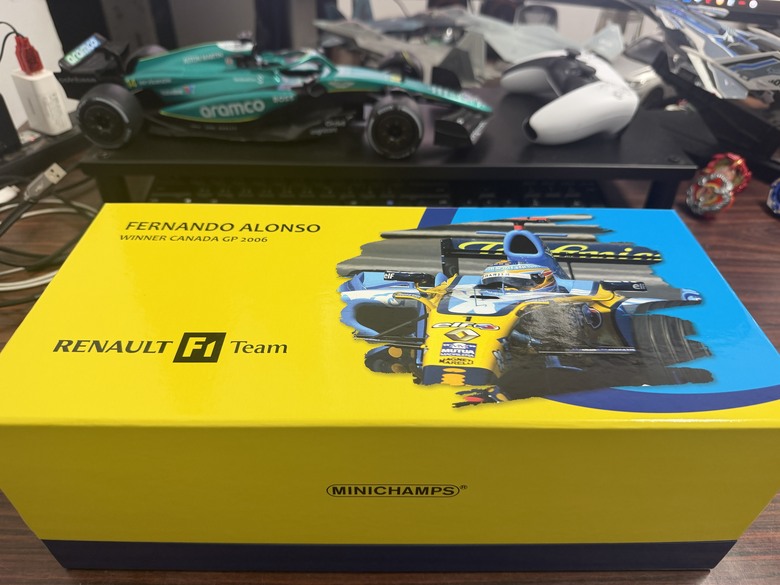[開箱]F1 1/18 RENAULT R26 FERNANDO ALONSO 2006 CANADA GP