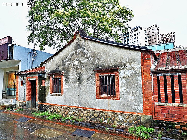 竹北新瓦屋客家文化保存區、采田福地、竹北泉州厝汾陽堂、東平問禮堂、竹北福佑宮(十三伯公)、蓮華寺、附掛美食之一浪拉麵 — 竹北一日雨中散策