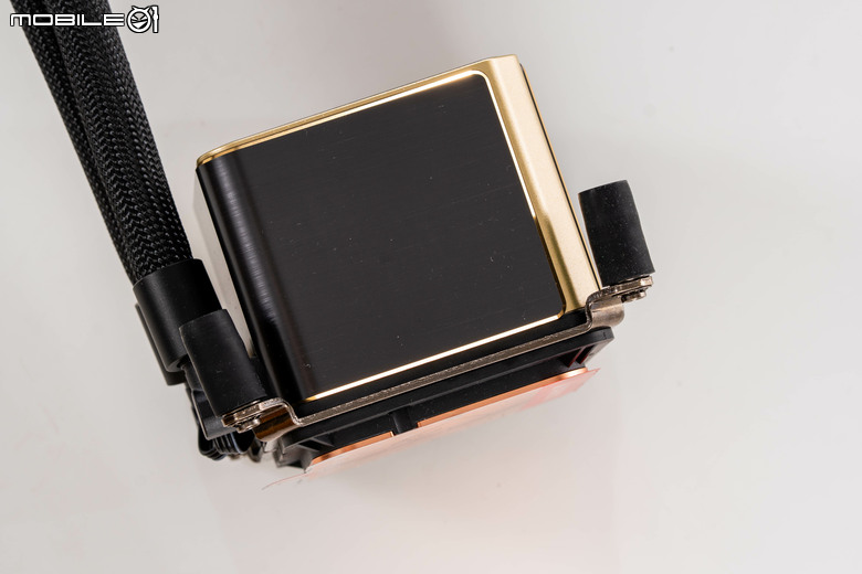 微星 MEG CORELIQUID E15 AIO 水冷散熱器開箱實測 在華麗身形內蘊涵高效散熱性能