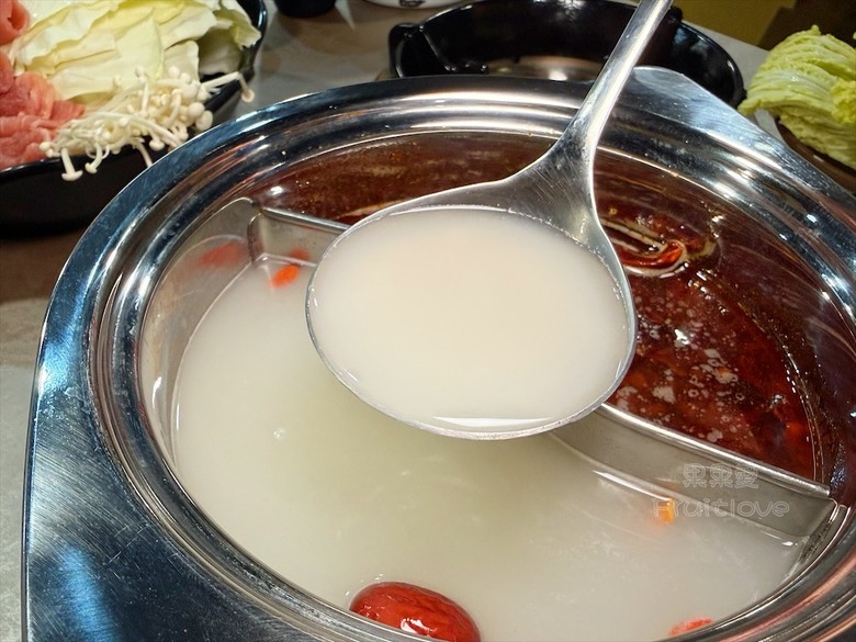 一炒一鍋雙重美味，單人也能品嚐鴛鴦鍋，冰淇淋、飲料、白飯吃到飽
