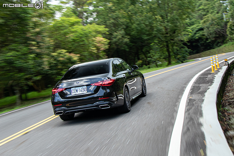 Mercedes-Benz C 300 星耀版試駕|標配後輪轉向+電子懸吊=後驅房車的靈魂特效藥!