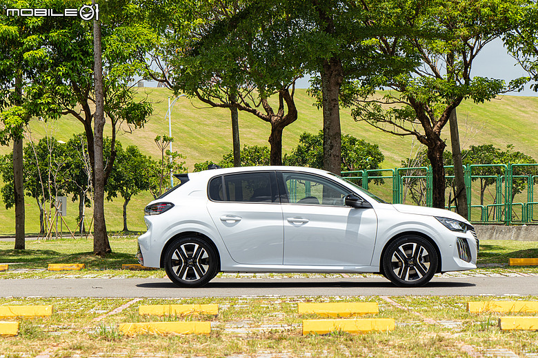 Peugeot 208 小改款試駕|不只賣浪漫情懷,更要用豐富內涵留住你的愛!