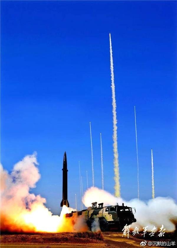 解放軍搶灘登陸！機器狼扛着火箭筒就上