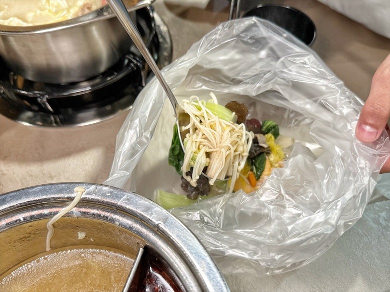 一炒一鍋雙重美味，單人也能品嚐鴛鴦鍋，冰淇淋、飲料、白飯吃到飽
