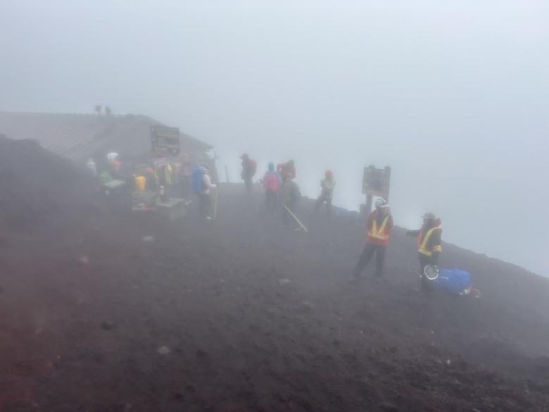 擱一擺雨中完登日本之顛-富士山