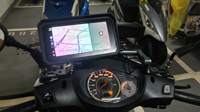 DIY 4k(偽)機車行車紀錄器+car play車機+usb充電器安裝