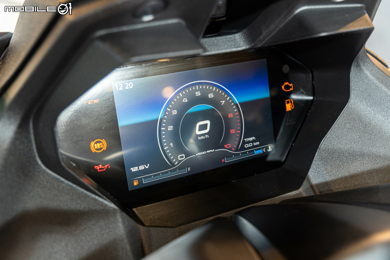 點我看大圖 KYMCO CV-X45 單缸多功能跨界車正式亮相,搭載PTM系統、TFT儀表、定速、加溫握把一次到位!