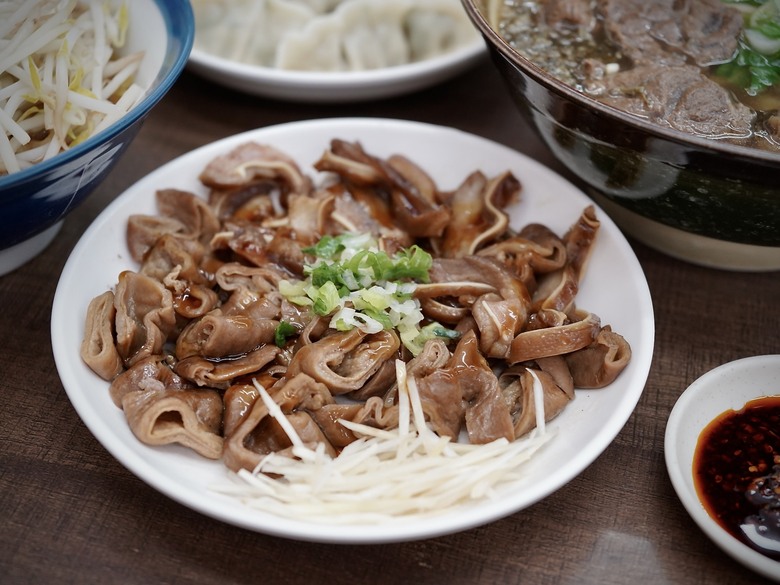 【食記】雲林美食推薦|牛三寶滷味拼盤是隱藏主場,牛腱滷透、牛筋軟Q、牛肚留蜂巢紋,一盤三種口感
