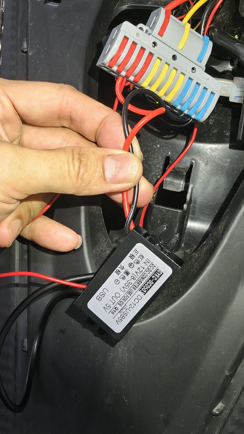 DIY 4k(偽)機車行車紀錄器+car play車機+usb充電器安裝