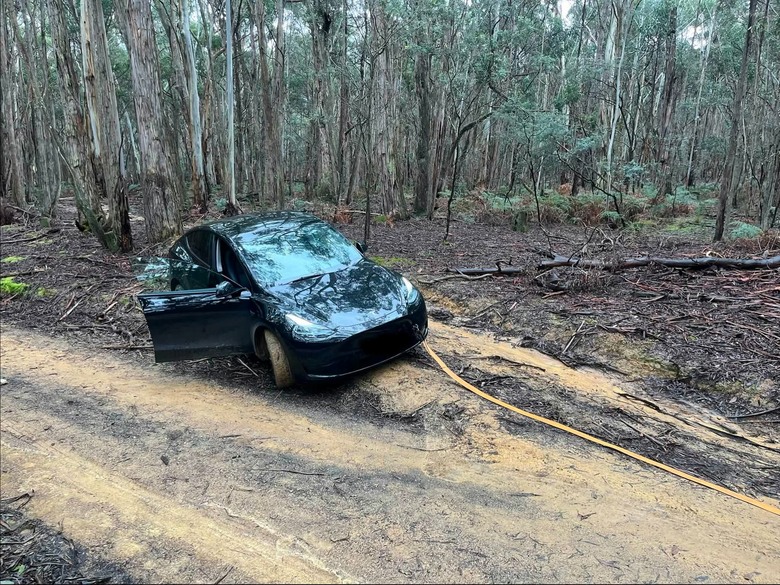 Tesla 最好只在高速公路呆呆的往前衝, 這種路況你是不行的