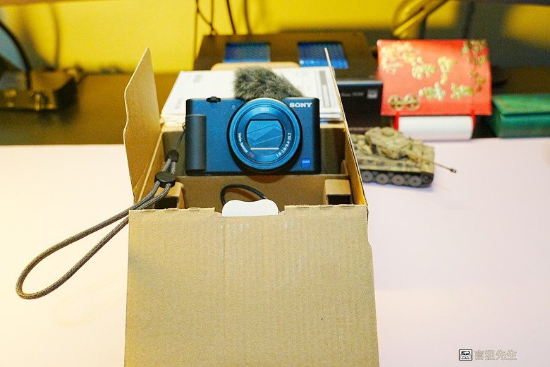 【盲狙先生傳124】SONY ZV-1 & ZV-1M2 | ❤️旅人的觀景小列車❤️ 輕巧方便的旅拍\生活紀錄vLog機，只能二選一你的決定?