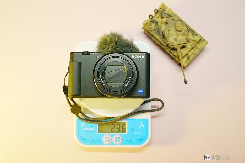 【盲狙先生傳124】SONY ZV-1 & ZV-1M2 | ❤️旅人的觀景小列車❤️ 輕巧方便的旅拍\生活紀錄vLog機，只能二選一你的決定?