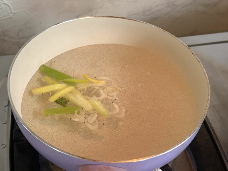 無印良品豚骨湯麵開箱|加入板橋黃石市場曹家餛飩,在家就能吃出小店等級的療癒滋味