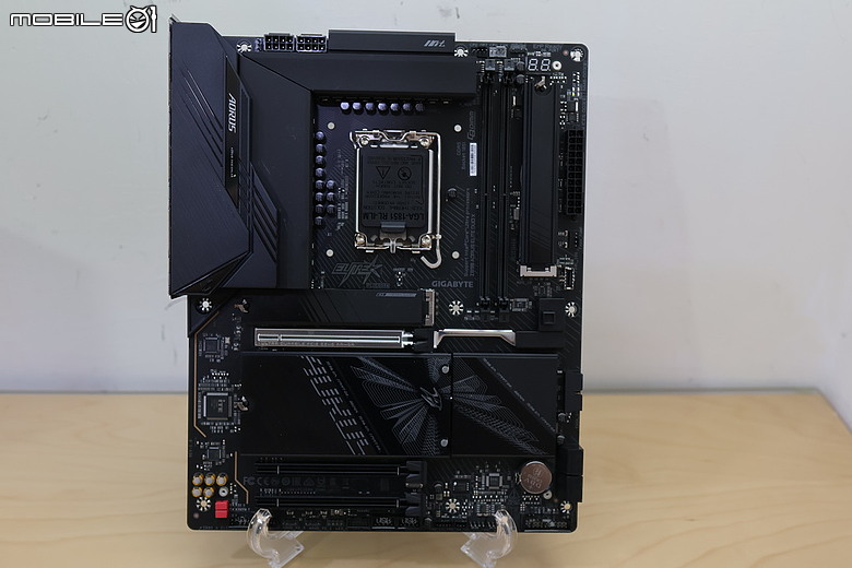 點我看大圖 PLUS 處理器新選擇,記憶體超頻更容易 Z890 AORUS ELITE DUO X