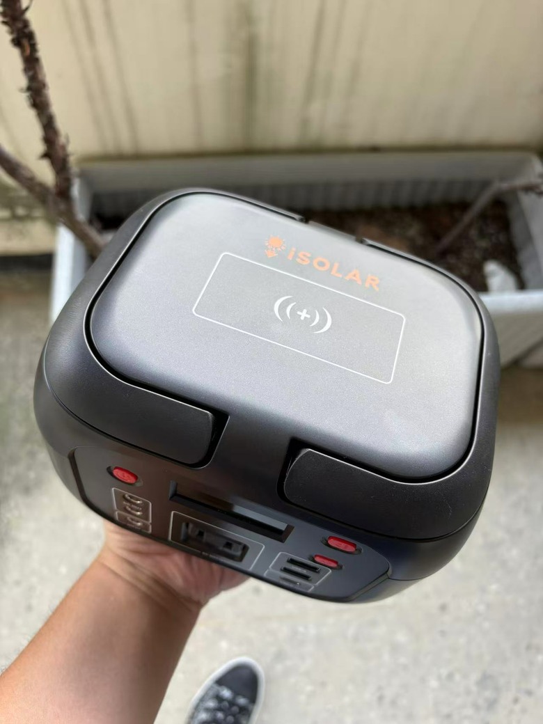 最近買了一組小型太陽能充電設備，露營跟停電時真的方便
