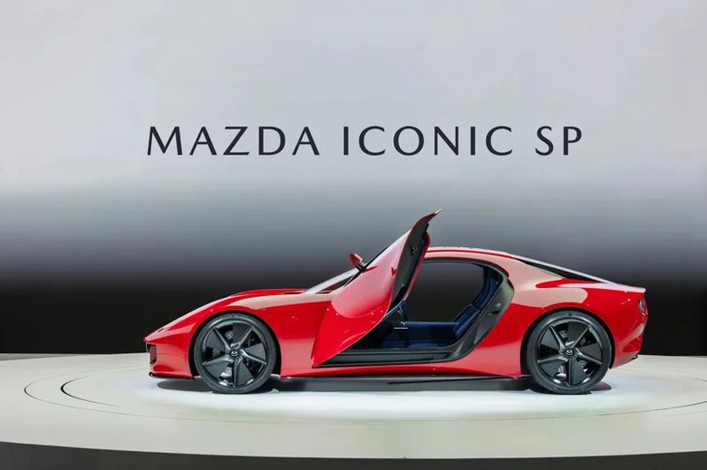 Mazda 申請專利曝光！蝶翼門與縱置四缸配置，專注車身剛性與安全結構