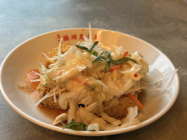 玉里橋頭臭豆腐碧潭店開箱|外酥內嫩超涮嘴,花蓮人氣排隊美食插旗新店