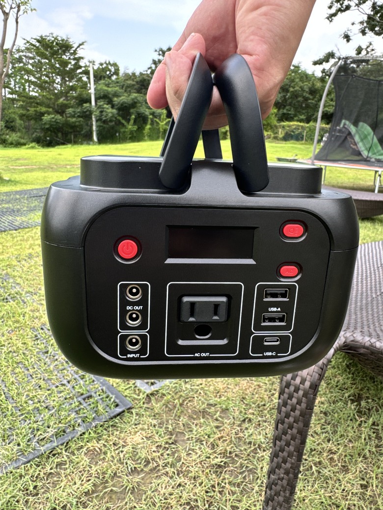 最近買了一組小型太陽能充電設備，露營跟停電時真的方便