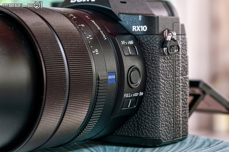 Sony Cyber-shot DSC-RX10M5 評測報告|注入 α 靈魂、一機走天下的長焦怪獸!