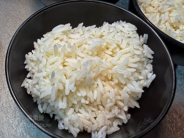一炒一鍋雙重美味，單人也能品嚐鴛鴦鍋，冰淇淋、飲料、白飯吃到飽