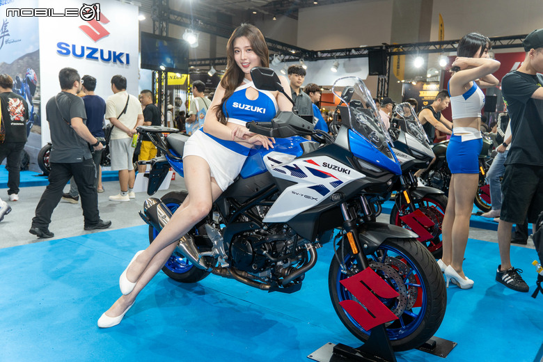點我看大圖 SUZUKI 休旅新星 SV-7GX 跨界登場,DR-Z4S魔物獵人聯名版展場現身,韓籍啦啦隊員海莉現身互動!