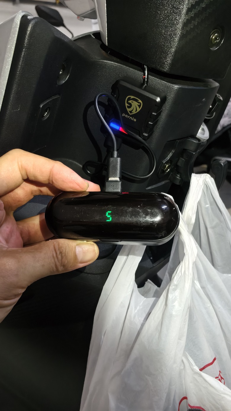 DIY 4k(偽)機車行車紀錄器+car play車機+usb充電器安裝