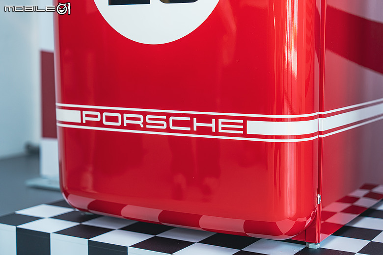 Porsche x SMEG 聯名家電登場！把 917 賽車傳奇搬進廚房，限量冰箱、咖啡機正式登台