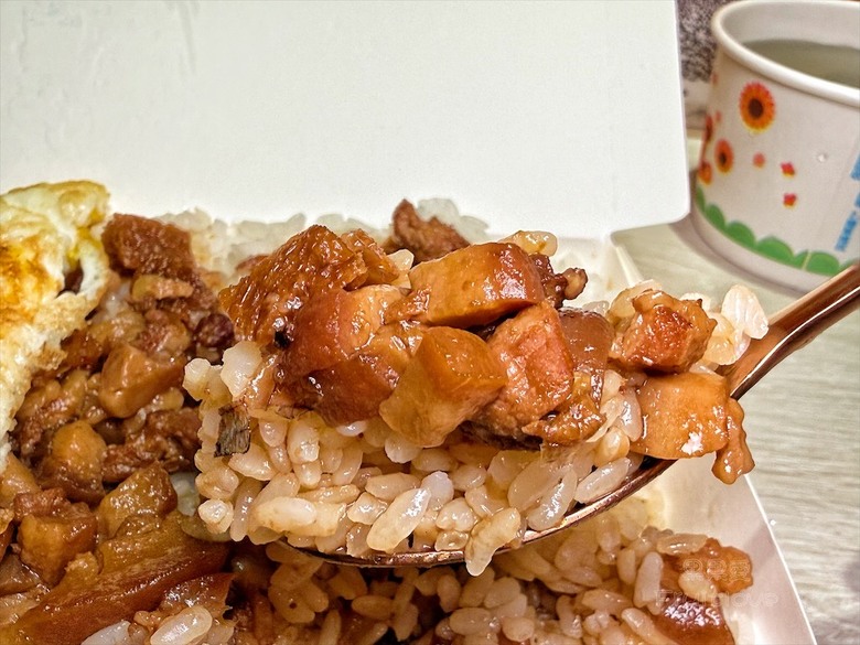 自製三款剉冰糖水，還有懷舊冰袋、飲料、冰棒與古早味滷肉飯