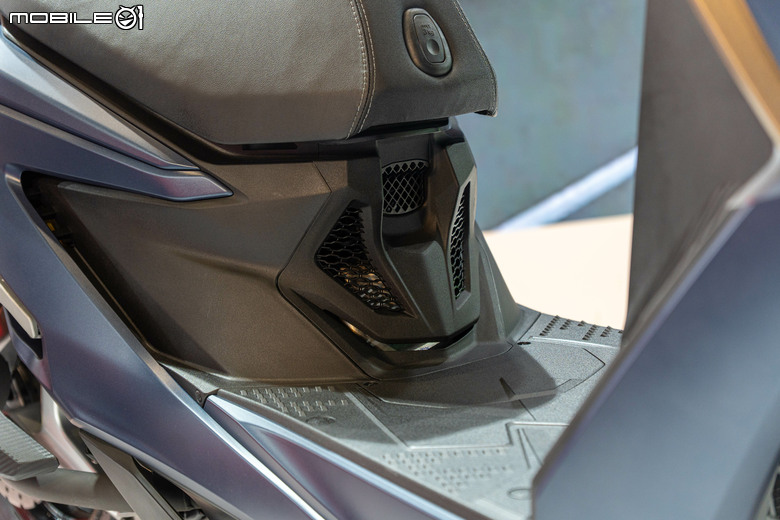 點我看大圖 KYMCO CV-X45 單缸多功能跨界車正式亮相,搭載PTM系統、TFT儀表、定速、加溫握把一次到位!