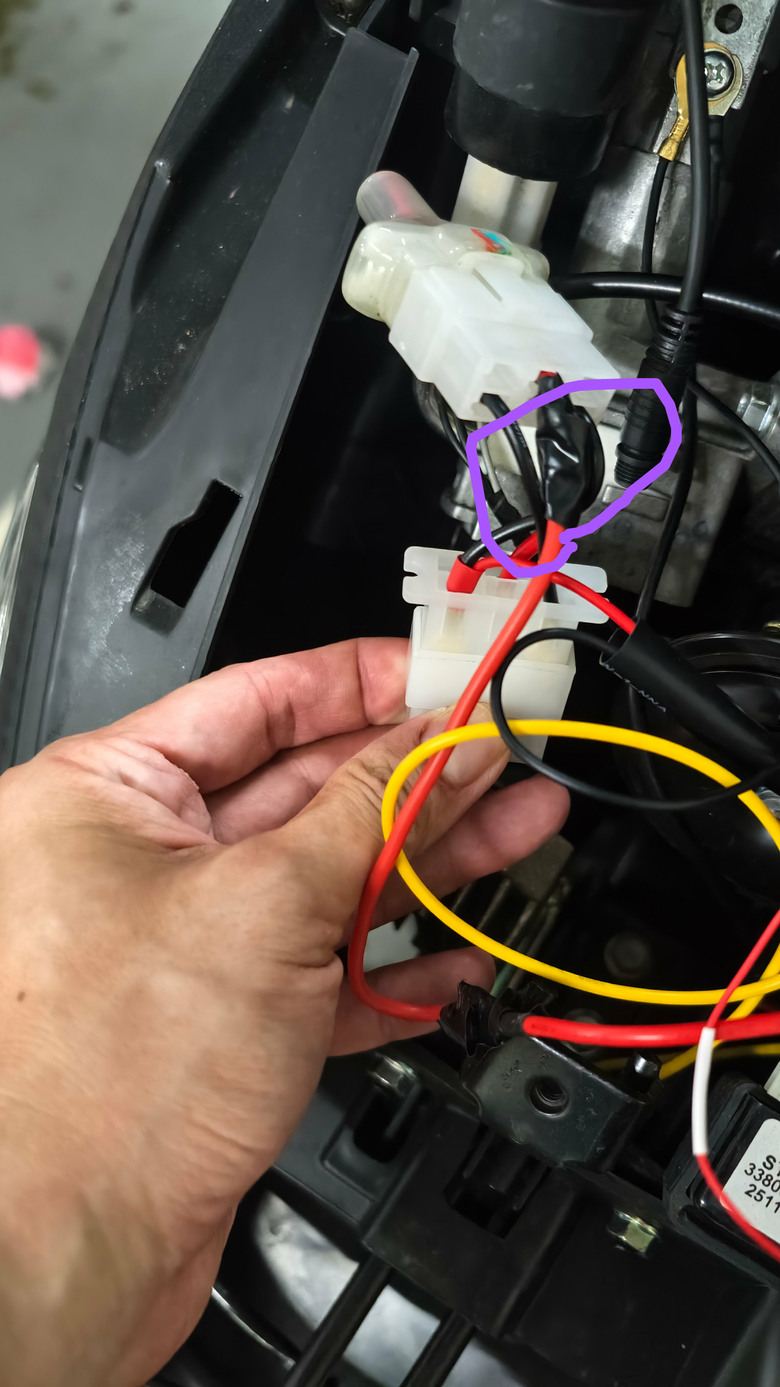 DIY 4k(偽)機車行車紀錄器+car play車機+usb充電器安裝