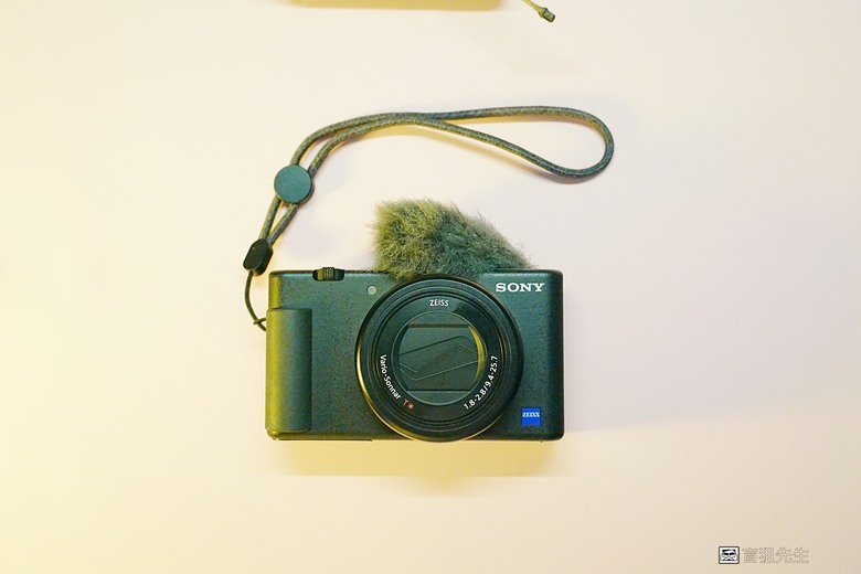 【盲狙先生傳124】SONY ZV-1 & ZV-1M2 | ❤️旅人的觀景小列車❤️ 輕巧方便的旅拍\生活紀錄vLog機，只能二選一你的決定?
