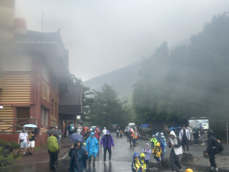 擱一擺雨中挑戰日本之顛-富士山