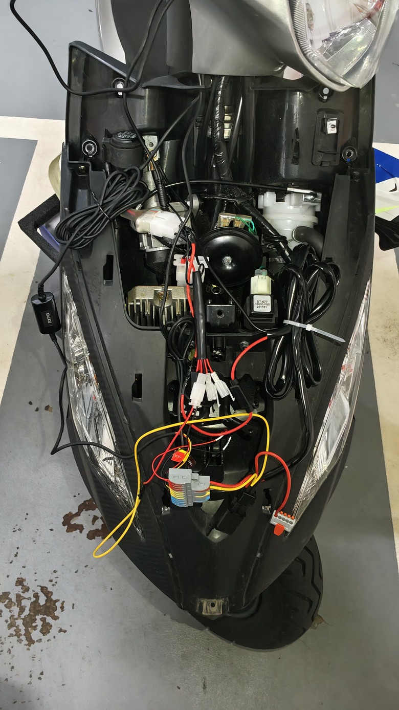 DIY 4k(偽)機車行車紀錄器+car play車機+usb充電器安裝