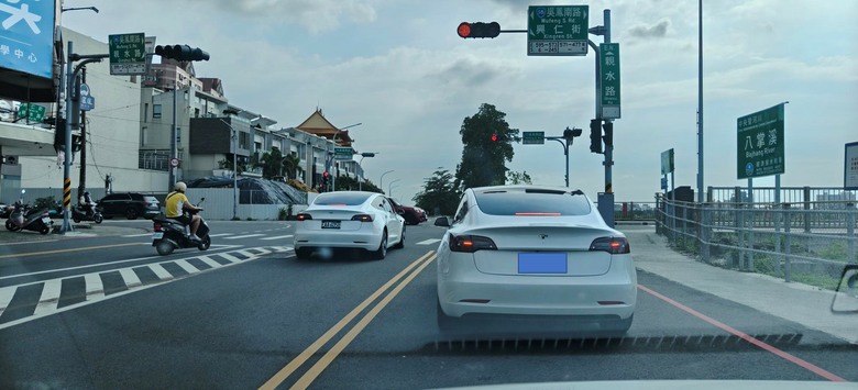 該車已明顯於雙黃線逆向停等紅燈，嘉義市政府警察局認為無明顯違規故不舉發