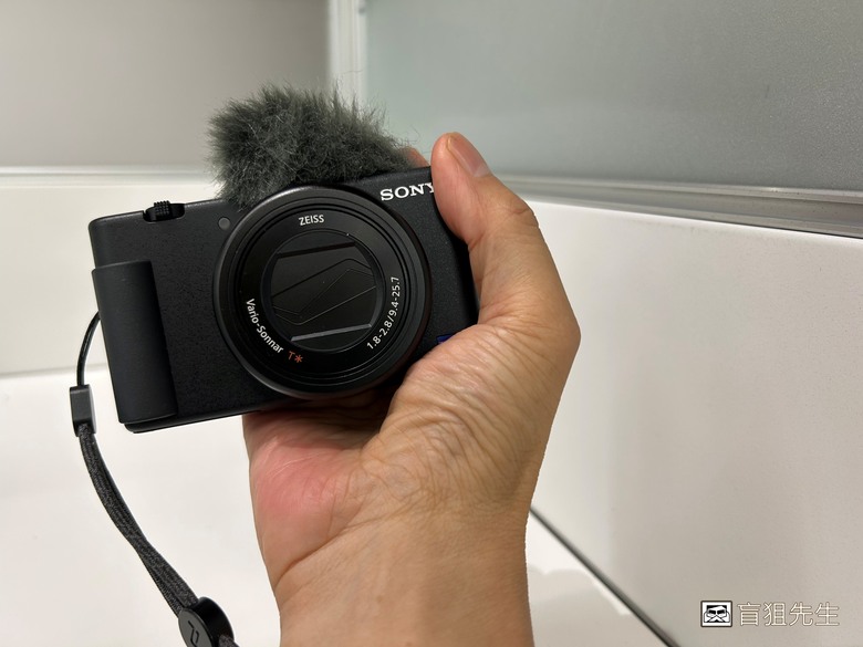 【盲狙先生傳124】SONY ZV-1 & ZV-1M2 | ❤️旅人的觀景小列車❤️ 輕巧方便的旅拍\生活紀錄vLog機，只能二選一你的決定?