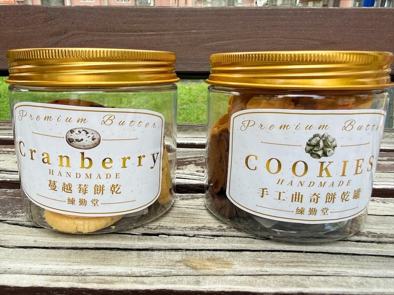 招牌裸蛋糕，特色太陽餅和創新檸檬蛋糕伴手禮禮盒，還有多款寶盒蛋糕、手工餅乾