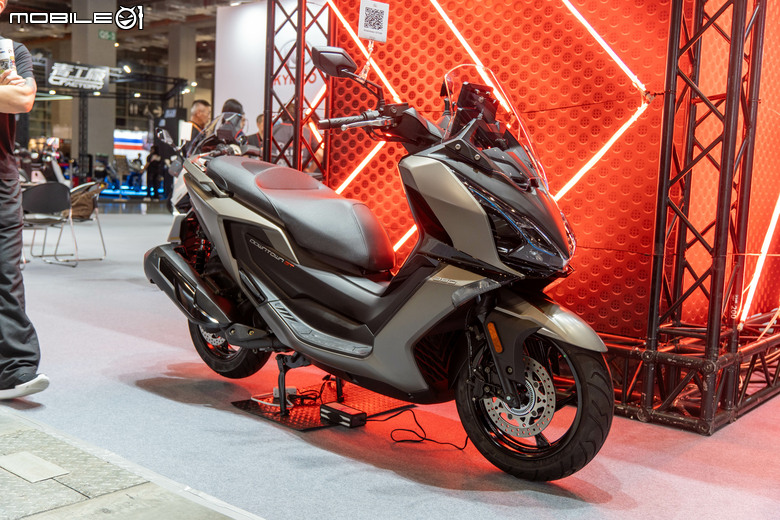 點我看大圖 KYMCO CV-X45 單缸多功能跨界車正式亮相,搭載PTM系統、TFT儀表、定速、加溫握把一次到位!