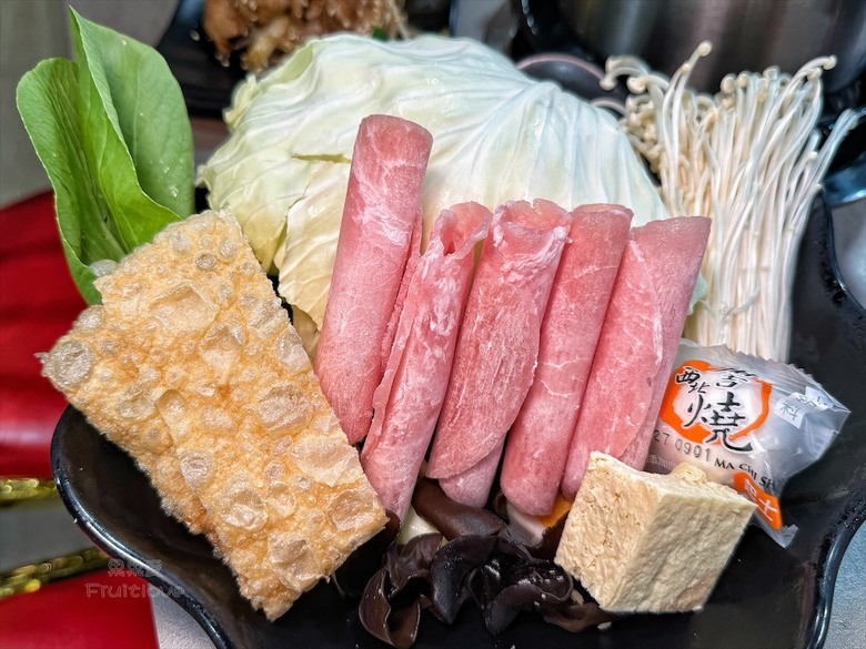 一炒一鍋雙重美味，單人也能品嚐鴛鴦鍋，冰淇淋、飲料、白飯吃到飽
