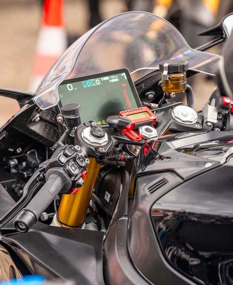 點我看大圖 BMW S1000RR大改款測試車首度曝光,承襲Concept RR基因,這也太清楚了吧!?