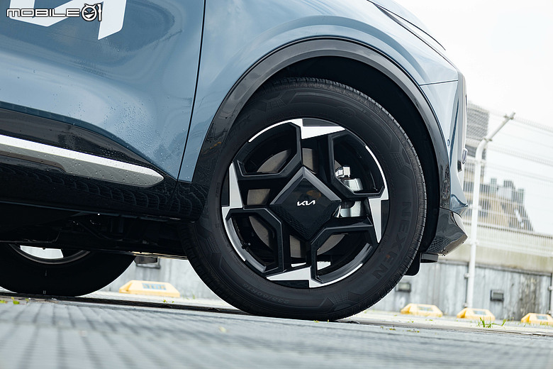 油電車的日韓對決|Toyota RAV4、Kia Sportage 雙車評測以及百公里油耗測試!