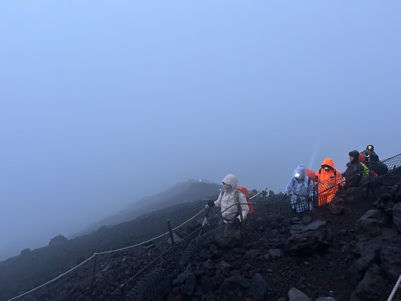 擱一擺雨中完登日本之顛-富士山