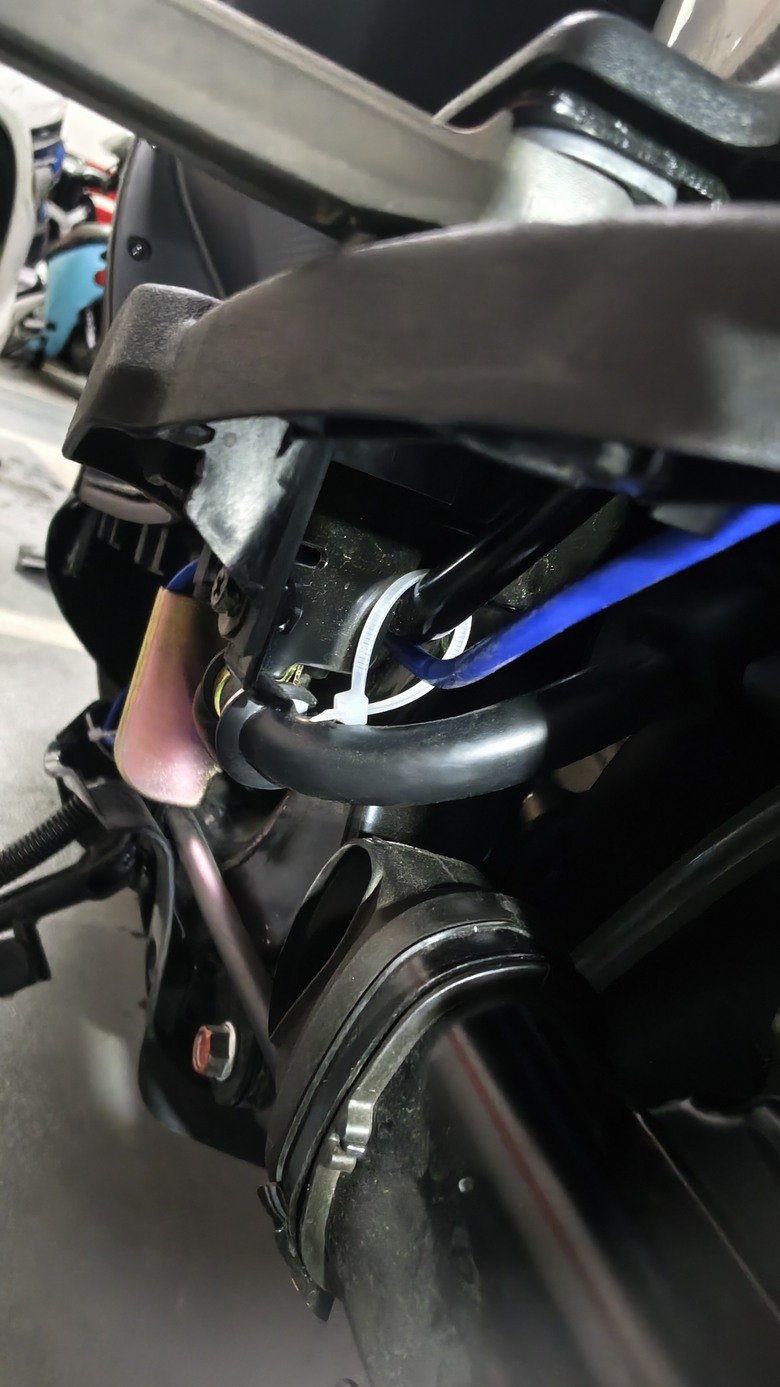 DIY 4k(偽)機車行車紀錄器+car play車機+usb充電器安裝